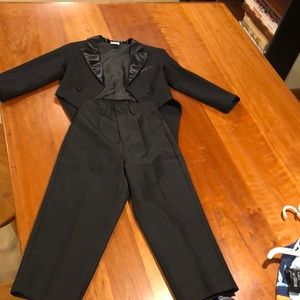 Boy’s Tuxedo! Size 6. Cost and pants.